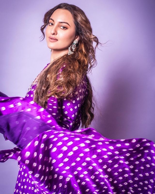 सोनाक्षी सोशल मीडियावर कायम सक्रिय असते. सोशल मीडियावर तिच्या चाहत्यांची संख्या देखील फार मोठी आहे. चाहत्यांच्या संपर्कात राहण्यासाठी अभिनेत्री कायम स्वतःचे फोटो आणि व्हिडीओ सोशल मीडियावर पोस्ट करत असते.