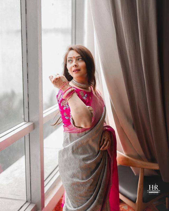साडीत सोनाली हिने काही फोटो पोस्ट केले आहे. साडीत अभिनेत्रीचं सौंदर्य फुलून दिसत आहे. चाहते देखील अभिनेत्रीच्या सौंदर्याचं कौतुक करत आहेत.