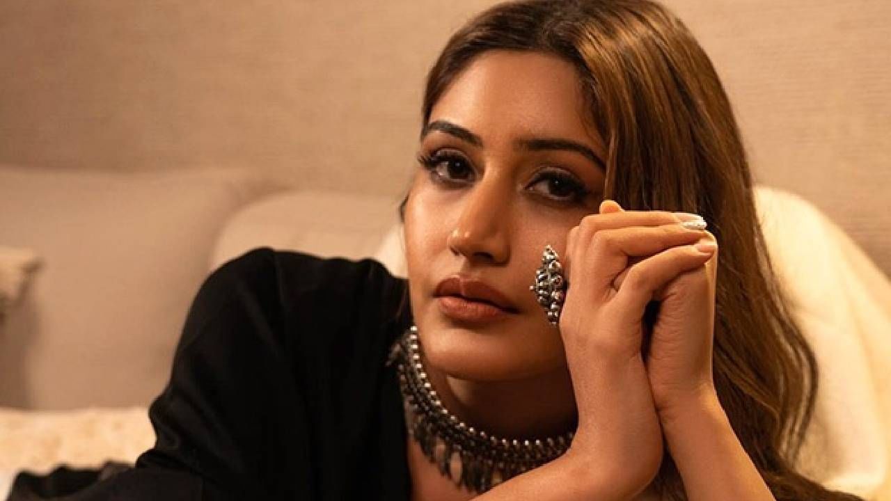 तो इतका वेळ बाथरूममध्ये नेमके काय करतो हेच मला समजत नाही. यावर बोलताना करण देखील दिसला आहे.