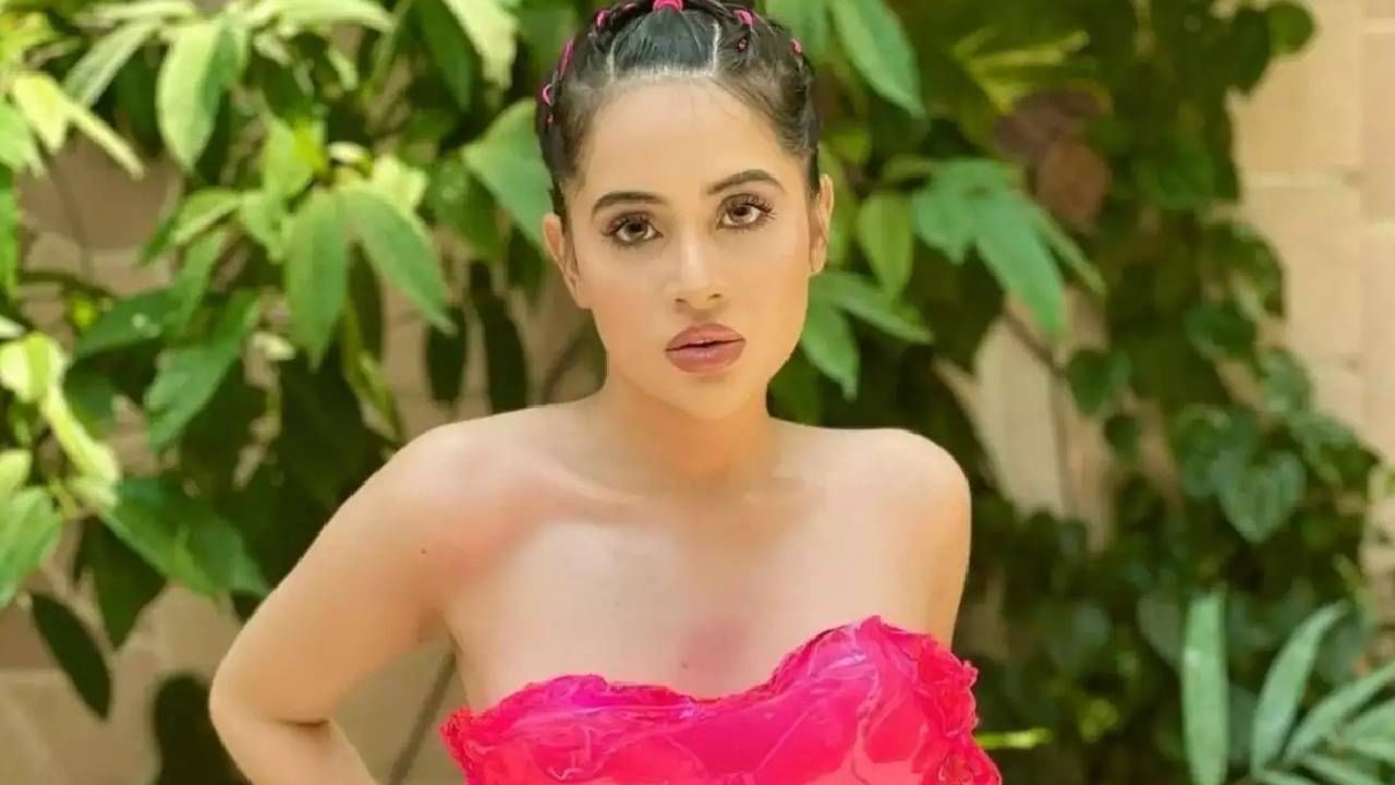 उर्फी जावेद हिने थेट सार्वजनिक ठिकाणीच अंगावरील कपडे काढले. खूप गर्मी आहे म्हणत उर्फी जावेद हिने थेट विमानतळाच्या बाहेर अंगावरील कपडे काढून टाकले.