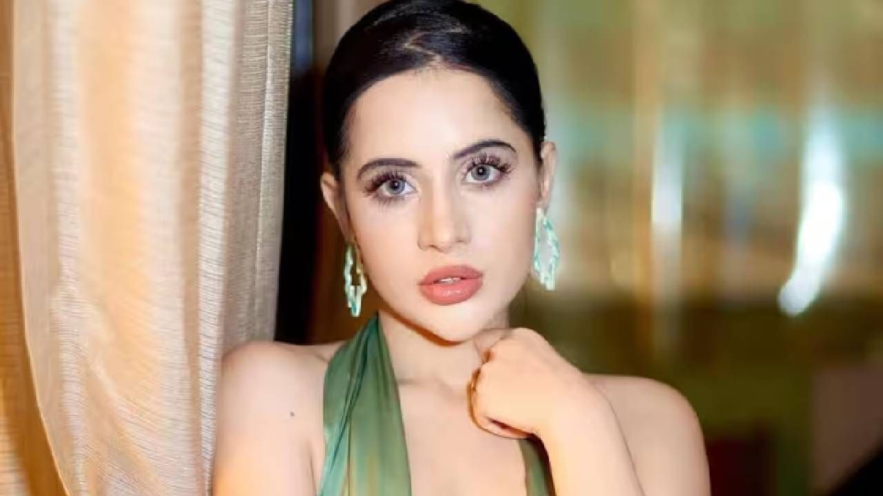 उर्फी जावेद हिने आतमधून लाल रंगाचे शर्ट आणि एक शाॅर्ट घातल्याचे दिसत आहे. खास डिझाईन केलेले कपडे उर्फी जावेद हिने गरमी होत असल्याने काढले.