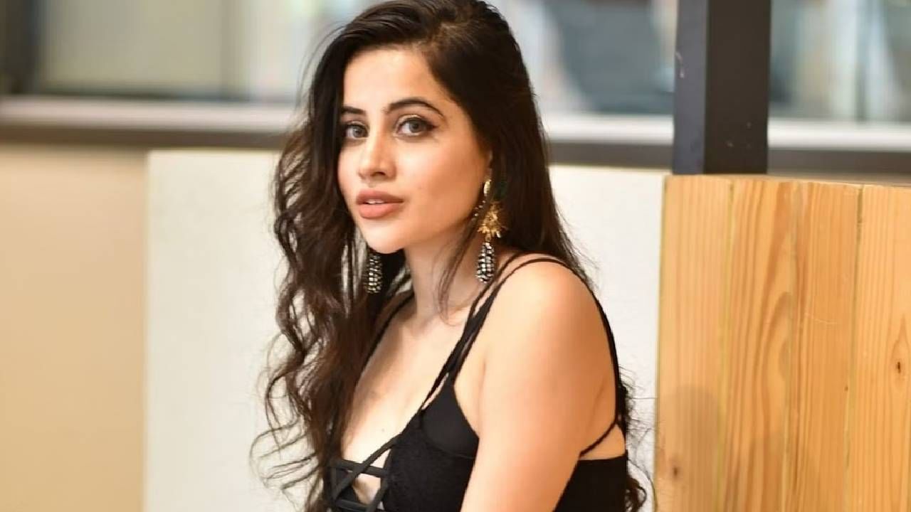 आता यावरूनच लोक हे उर्फी जावेद हिला चांगलेच खडेबोल सुनावताना दिसत आहेत. सोशल मीडियावर उर्फी जावेद हिच्यावर जोरदार टीका केली जातंय. एकाने कमेंट करत म्हटले की, आता ऐवढेच बघायचे बाकी होते.