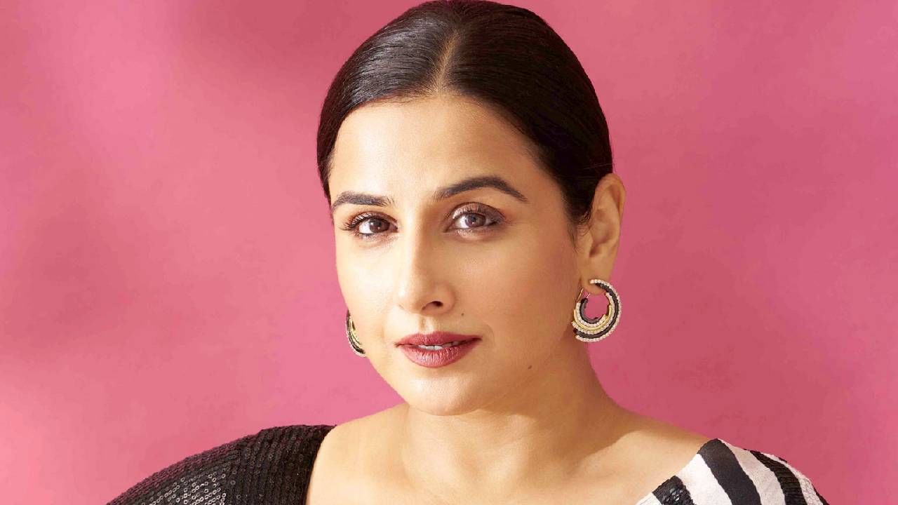 काही दिवसांपूर्वीच विद्या बालन हिने तिच्या ब्रेकअपबद्दल अत्यंत मोठा खुलासा केला. पहिल्या प्रेमात कशा धोका मिळाला हे सांगताना विद्या बालन दिसली.