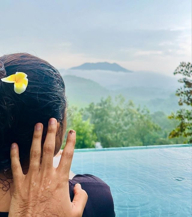 राखी हिच्यासोबत घटस्फोट झाल्यानंतर आदिल याने 'बिग बॉस 12' स्पर्धक सोमी खान हिच्यासोबत लग्न केलं. दोघांच्या लग्नाचे फोटो देखील सोशल मीडियावर तुफान व्हायरल झाले.