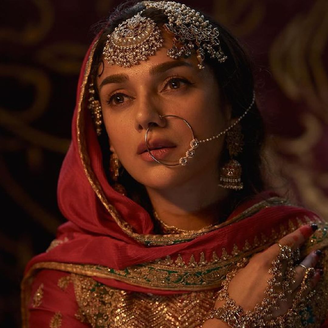संजय लीला भन्साळी दिग्दर्शित हिरामंडी या वेब सीरिजमध्ये आदितीने बिब्बोजानची भूमिका साकारली आहे. या भूमिकेतून तिने प्रेक्षकांच्या मनावर विशेष छाप सोडली आहे. अदिती या सीरिजमधील तिच्या लूकमुळेही चर्चेत आली आहे. मात्र आता दिसणारी अदिती आणि आधीची अदिती यांमध्ये भरपूर फरक असल्याचं लक्षात आलंय.