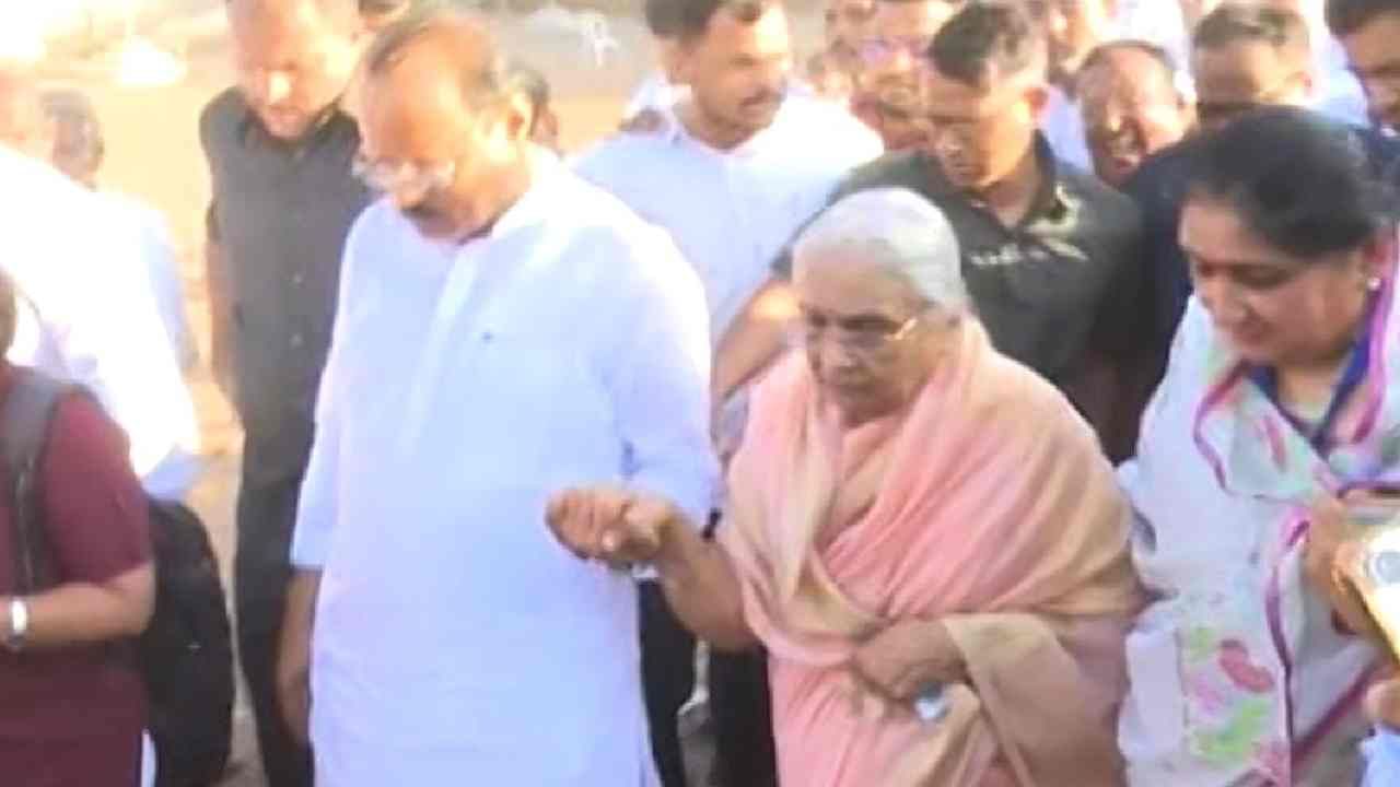 बारामती लोकसभा निवडणुकीच्या प्रचारात यावेळी सगळे रंग पहायला मिळाले. आरोप-प्रत्यारोप, भावनिक आवाहन, अश्रू, विकासाचे मुद्दे हे सगळं यावेळी दिसलं. 