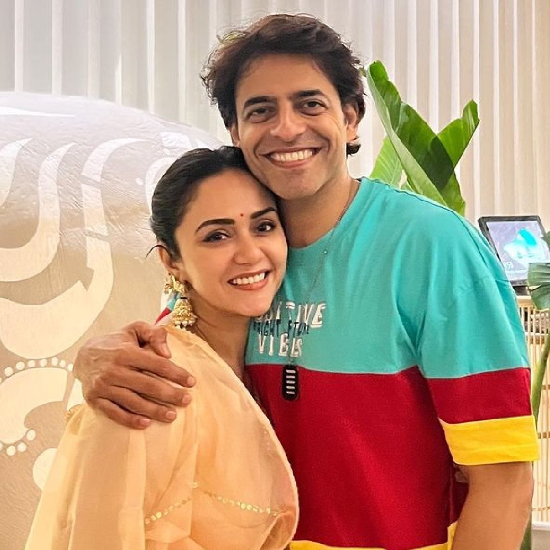 'तू हिमांशूसोबत का फिरत नाहीस? आम्ही तुम्हाला एकत्र फिरताना खूप कमी वेळा पाहतो. तू नेहमी तुझ्या आई किंवा बहिणीसोबत फिरायला जाते. पण हिमांशू कुठेच दिसत नाही,' असं एका युजरने विचारलं.