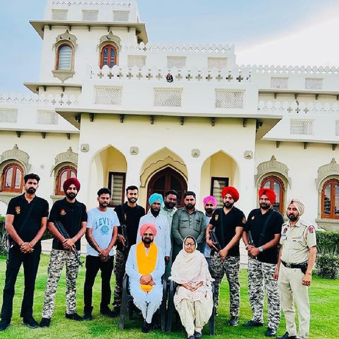 सिद्धूची आई चरण कौर यांनी वयाच्या 58 व्या वर्षी आयव्हीएफच्या मदतीने मुलाला जन्म दिला. या दुसऱ्या मुलाचंही नाव त्यांनी शुभदीप असंच ठेवलं आहे. सिद्धूचंही खरं नाव शुभदीप असं होतं. नुकत्याच दिलेल्या एका मुलाखतीत मूसेवालाच्या वडिलांनी पत्नीच्या दुसऱ्या प्रेग्नंसीबाबत मौन सोडलं.