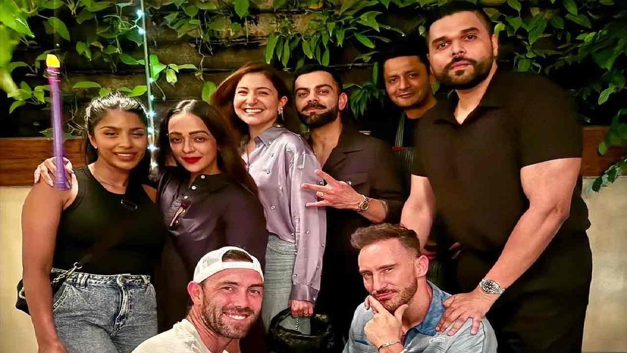 विराट कोहली IPL मध्ये RCB टीमकडून खेळतो. या RCB चा कॅप्टन फाफ डु प्लेसी अनुष्काच्या बर्थ डे पार्टीला हजर होता.