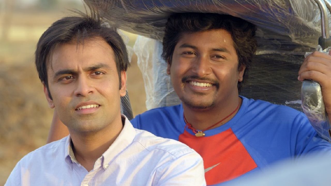 'पंचायत'मध्ये सचिवजींचे सहकाही आणि फुलेरा ग्राम पंचायतचे कार्यालय सहाय्यक विकास याची भूमिका अभिनेता चंदन रॉयने साकारली आहे. यासाठी त्याला प्रत्येक एपिसोडनुसार 20 हजार रुपये मानधन मिळालं आहे.