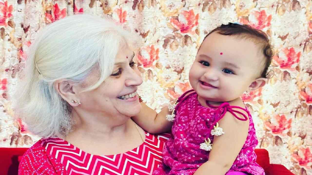 मी रोज माझ्या मुलीला पाहून आनंदी होते. तू किती गोड दिसतेस असं मी तिला म्हणते. ती माझ्यासाठी एक आशिर्वाद आहे असं शिल्पा म्हणते. 2004 साली अभिनेता अपूर्व अग्निहोत्री बरोबर लग्न केलं.
