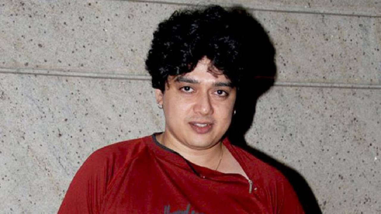 हरीश कुमार म्हणाला की, चित्रपटात एक सीन होता, ज्यामध्ये स्वीमिंग पूलमध्ये करिश्मा कपूरला बुडताना वाचवायचे होते. करिश्माने पूलमध्ये उडी मारली.