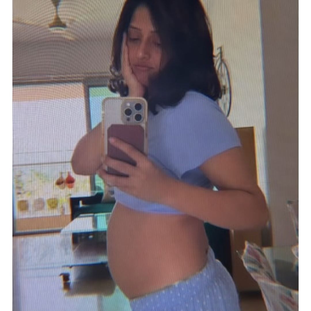 फायब्रॉइड्स म्हणजे एक मस्क्युलर ट्युमर असतं, जे युटरसच्या वॉलवर वाढतं. मात्र याला कॅन्सर म्हणता येणार नाही. कृतिकाने तिच्या या पोस्टमध्ये याची लक्षणंसुद्धा सांगितली आहेत. या आजारपणामुळे महिलांचं पोट गरोदर असल्यासारखं फुगतं, असं तिने म्हटलंय.