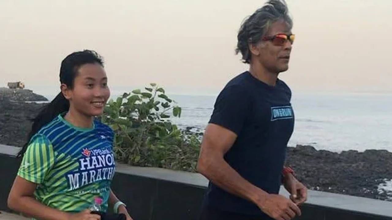 मिलिंद सोमनने मोठा काळ बाॅलिवूडमध्ये गाजवला आहे. मिलिंद सोमन हा कोट्यवधी संपत्तीचा मालक देखील असून सोशल मीडियावर सक्रिय असतो.