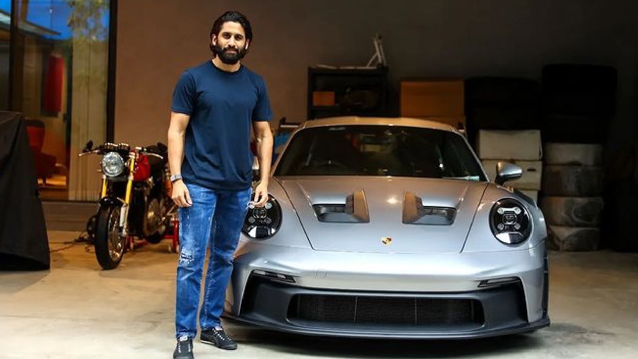 नाग चैतन्यकडे फरारी 488GTB (3.88 कोटी रुपये), बीएमडब्ल्यू 740 Li (1.30 कोटी रुपये), 2X लँड रोव्हर रेंज रोव्हर वोग (1.18 कोटी रुपये), निस्सान GT-R (2.12 कोटी रुपये), मर्सिडीज बेंझ जी-क्लास G 63 AMG (2.28 कोटी रुपये), एमव्ही ऑगस्टा F4 (35 लाख रुपये) आणि BMW 9RT (18.5 लाख रुपये) या गाड्या आहेत.  