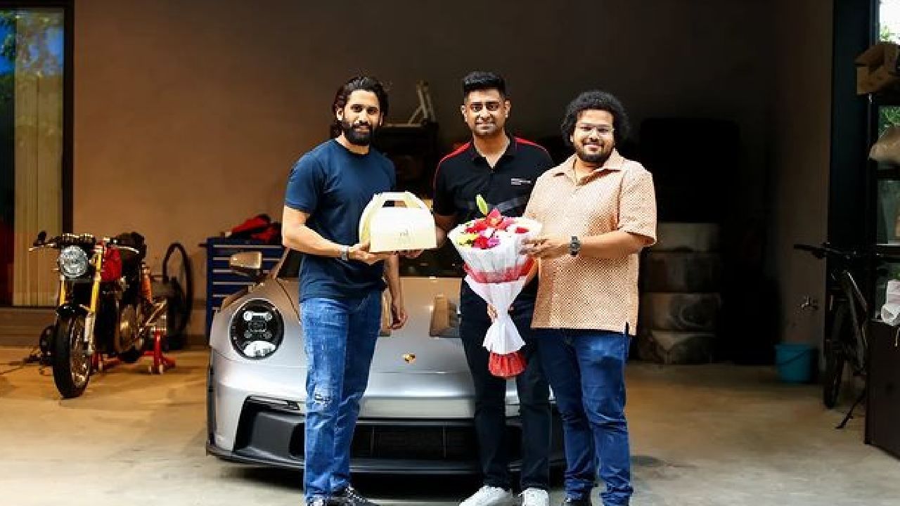 ही नवी कोरी कार चालवतानाचा नाग चैतन्यचा व्हिडीओसुद्धा सोशल मीडियावर व्हायरल झाला आहे. नाग चैतन्यकडे इतरही काही महागड्या गाड्या आहेत. यात फरारी आणि रेंज रोव्हर डिफेंडर 110 चाही समावेश आहे.  