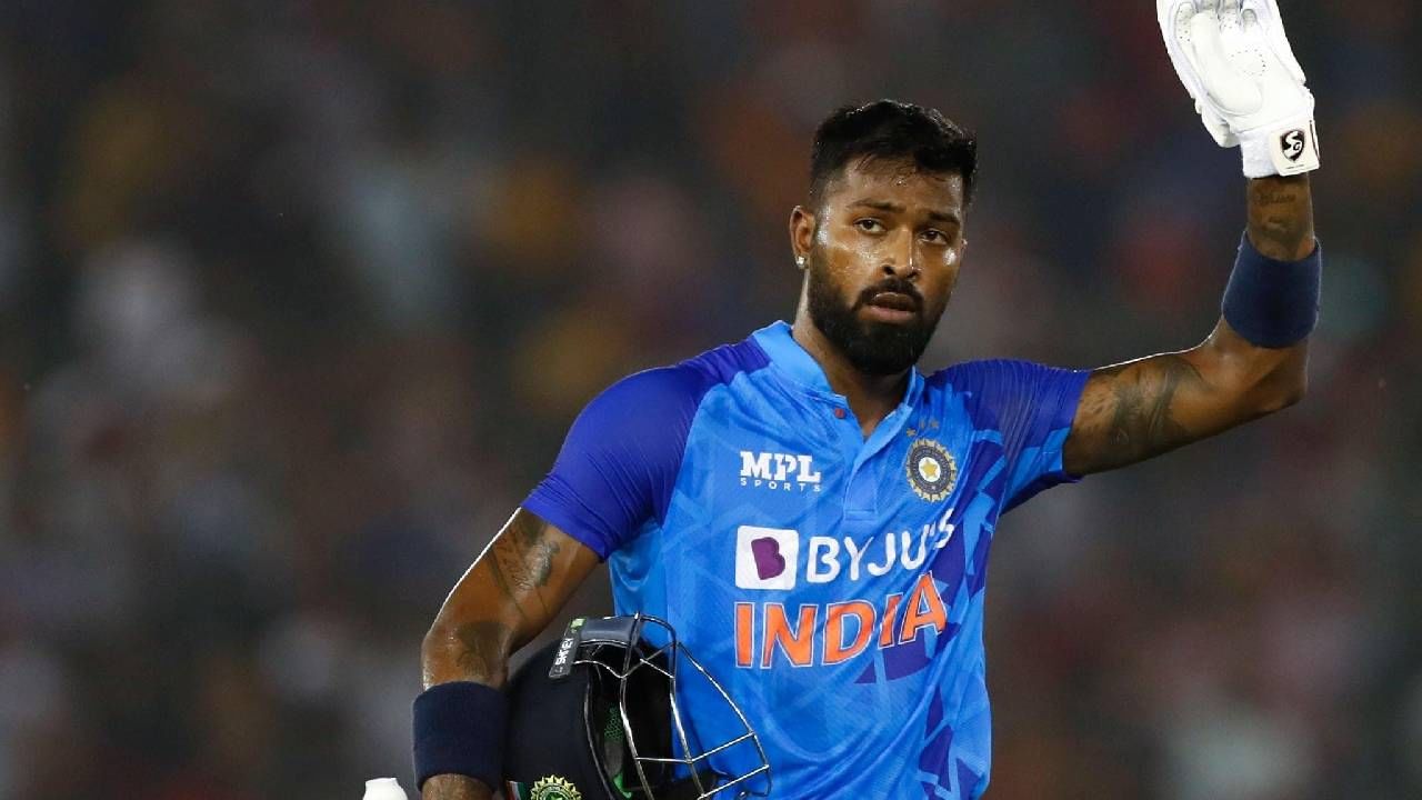 विशेष म्हणजे नताशा ज्या व्यक्तीसोबत स्पॉट झालीये तो सायबेरियन मॉडल अलेक्जेंडर एलेक्स इलिक हा आहे. एलेक्स आणि दिशा पटानी एकमेकांना डेट करत असल्याचे सांगितले जात होते.
