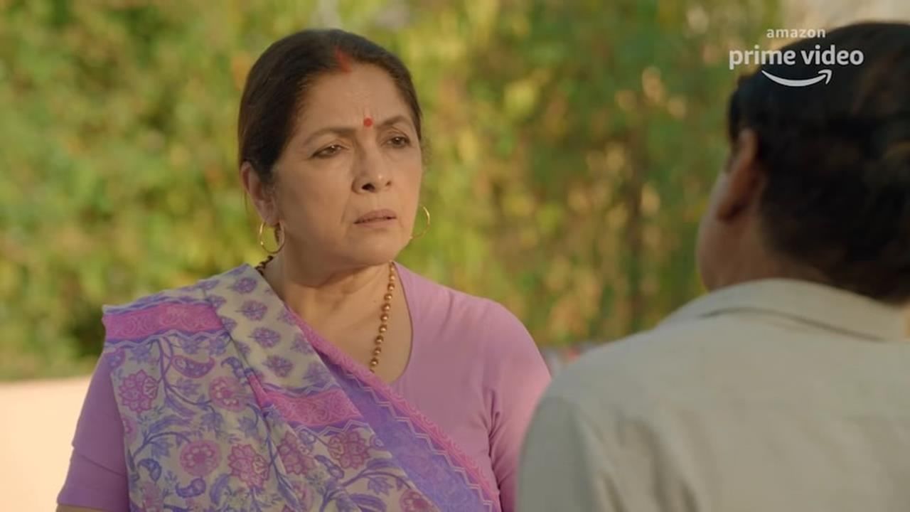 'पंचायत'मध्ये प्रधानजींची पत्नी मंजू देवी दुबे यांची भूमिका साकारणाऱ्या अभिनेत्री नीना गुप्ता यांना प्रेक्षकांची खूप पसंती मिळाली. तिसऱ्या सिझनमध्येही त्या महत्त्वपूर्ण भूमिकेत आहेत. या सीरिजच्या एका एपिसोडसाठी त्यांना 50 रुपये फी मिळाली आहे.