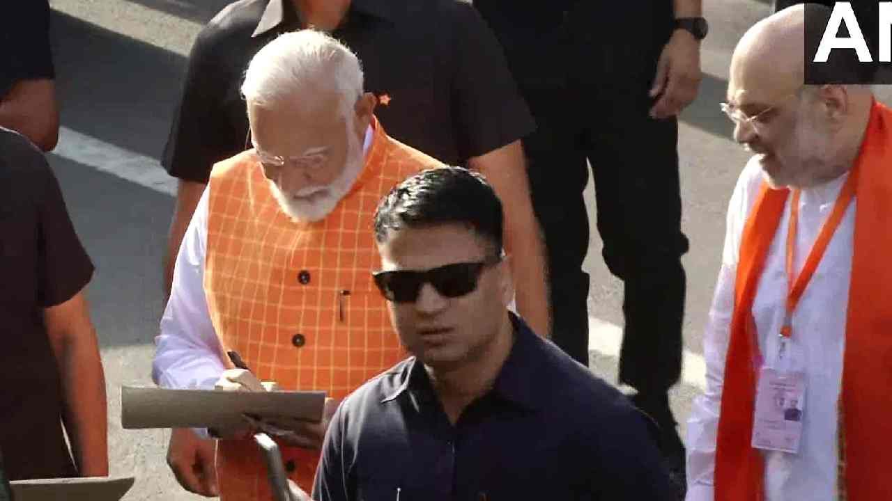 पंतप्रधान नरेंद्र मोदी मतदान केंद्रावर आले. त्यावेळी त्यांनी एका व्यक्तीची खास इच्छा पूर्ण केली. या व्यक्तीने पंतप्रधान मोदींच सुंदर चित्र काढून आणलं होतं. पंतप्रधान मोदींनी ते चित्र पहाव अशी त्याची इच्छा होती. मोदींनी ते चित्र पाहिलं. त्यांना आवडलं. त्यांनी त्या पोट्रेटवर आपली स्वाक्षरी केली.