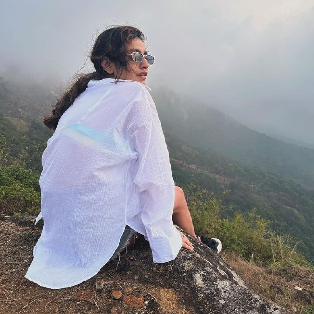 प्रिया वारियरचे इन्स्टाग्रामवर 75 लाखांहून अधिक फॉलोअर्स आहेत. नुकतेच तिने तिच्या भटकंतीचे काही फोटो पोस्ट केले आहेत. मात्र या फोटोंमधील कपड्यांमुळे प्रियाला नेटकऱ्यांनी ट्रोल केलं आहे.