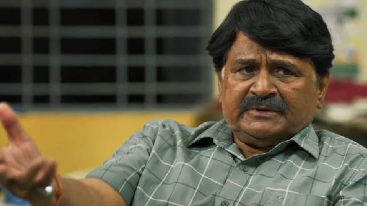 'पंचायत'मध्ये प्रधानजी बृज भूषण दुबे यांची भूमिका साकारणारे अभिनेते रघुबीर यादव यांना एका एपिसोडसाठी 40 हजार रुपये मानधन मिळालं आहे. त्यांनी या सीरिजमध्ये नीना गुप्ता (मंजू देवी) यांच्या पतीची भूमिका साकारली आहे.