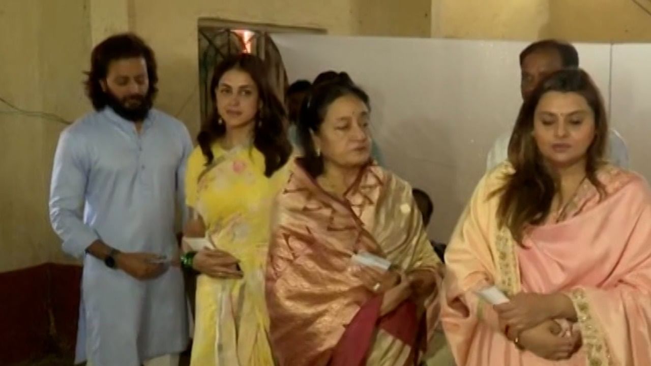 रितेश देशमुख म्हणाले, 'आजचा दिवस अत्यंत महत्त्वाचा आहे. सर्वांनी मतदान करावं. मित्र, आई - वडील, कुटुंबातील सर्वांना घेऊन मतदान केंद्रावर जा आणि मतदान करा.'असं आवाहन रितेश देशमुख यांनी केलं आहे.