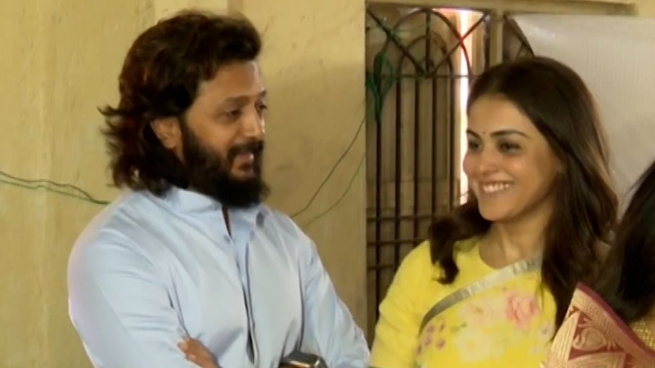 'मी फक्त आजच्या दिवसासाठी मुंबईहून लातूर येथे मतदान करण्यासाठी आलो आहे. आज रात्री ट्रेनपकडून परत जाईल. उन आहे त्रास तर होणारच आहे. पण थोडा त्रास आपण आपल्या देशासाठी घ्यायला हवा. मतदानासाठी जाणं त्रास आहे असं वाटतं असेल तर आजचा दिवस हा त्रास सहन करा...', असं देखील रितेश म्हणाले.