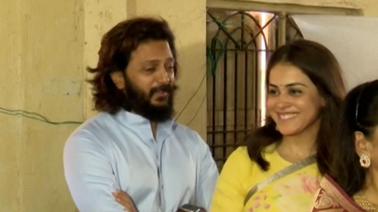 मदतान केल्यानंतर अभिनेत्री जिनिलीया देशमुख यांनी देखील जनतेला मतदानाचा हक्क बजावण्याचं आवाहन केलं आहे. देशमुख कुटुंबाचे फोटो सध्या तुफान व्हायरल होत आहेत.