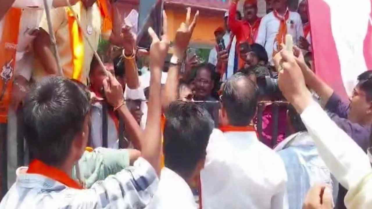 समोरासमोर आल्यानंतर कार्यकर्ते, पदाधिकाऱ्यांनी परस्पराविरोधात जोरदार घोषणाबाजी केली. ठाकरे गटाकडून मनसेला डिवचण्याचा प्रयत्न झाला.