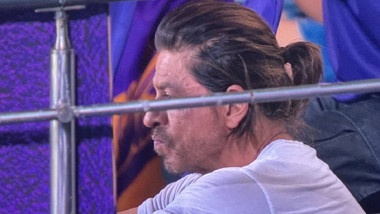 अहमदाबादचे ऊन शाहरुख खान याला सहन झाले नाही आणि थेट त्याला रूग्णालयात दाखल करण्यात आले. शाहरुख खानला उष्माघात झाला.