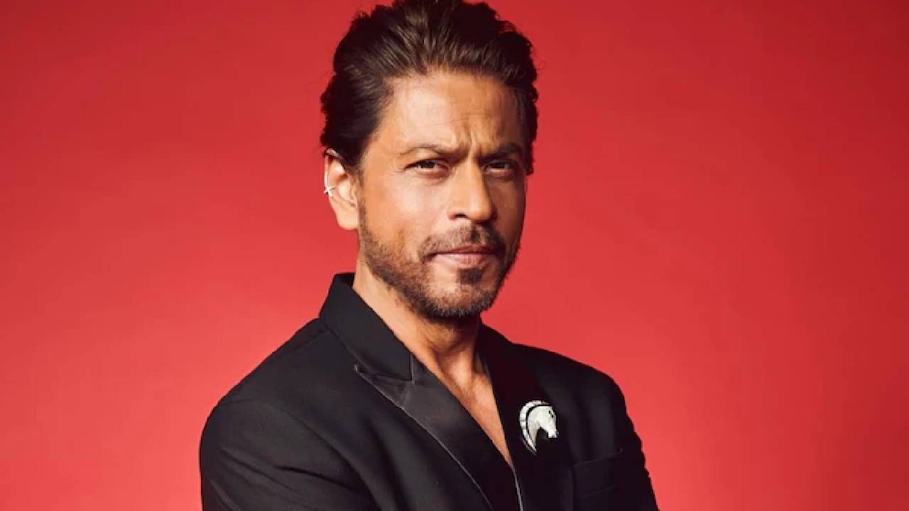 अहमदाबादमधून शाहरुख खान मुंबईमध्ये परतणार आहे. शाहरुख खानला रूग्णालयात दाखल केल्यापासून त्याच्या चाहत्यांमध्ये चिंतेचे वातावरण बघायला मिळाले.
