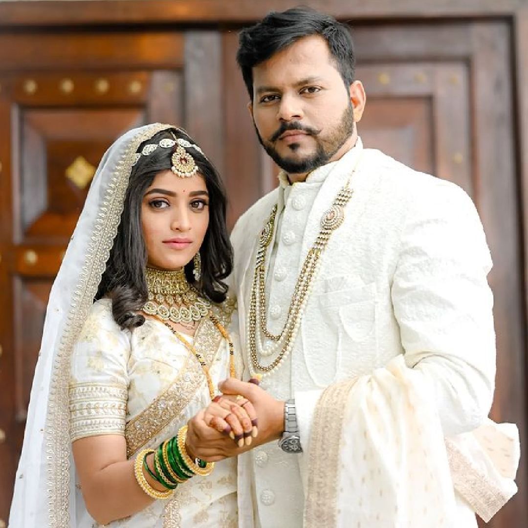 शरयूनेही हुबेहूब आलियासारखाच लूक केला आहे. पांढरी साडी, त्यावरील दागिने आणि माथा पट्टी या सर्व गोष्टी शरयूने तिच्या लग्नातील लूकसाठी जशाच्या तशा कॉपी केल्याचं दिसून येत आहे.