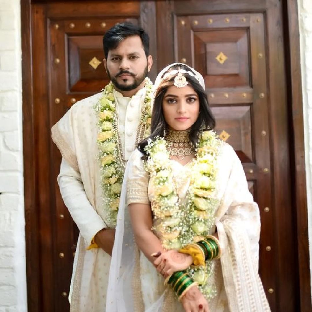 शरयूचा पती जयंत लाडे चित्रपट निर्मिती क्षेत्रात कार्यरत आहे. 'अ पेईंग गेस्ट', 'सूर सपाटा' या चित्रपटांची निर्मिती त्याने केली आहे. या चित्रपटांमध्ये शरयूसुद्धा झळकली होती. तिच्यावर चाहत्यांकडून सध्या शुभेच्छांचा वर्षाव होत आहे.