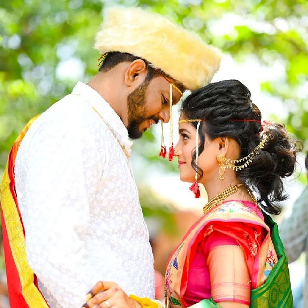 'पिंकीचा विजय असो' ही मालिका सोडल्यानंतर शरयूने तिच्या साखरपुड्याची माहिती चाहत्यांना दिली होती. 19 सप्टेंबर 2023 रोजी तिने साखरपुड्याचे फोटो पोस्ट केले होते. त्यानंतर तिने थेट आता लग्नाला वर्ष झाल्याचं सांगत सोहळ्याचे फोटो शेअर केले आहेत.