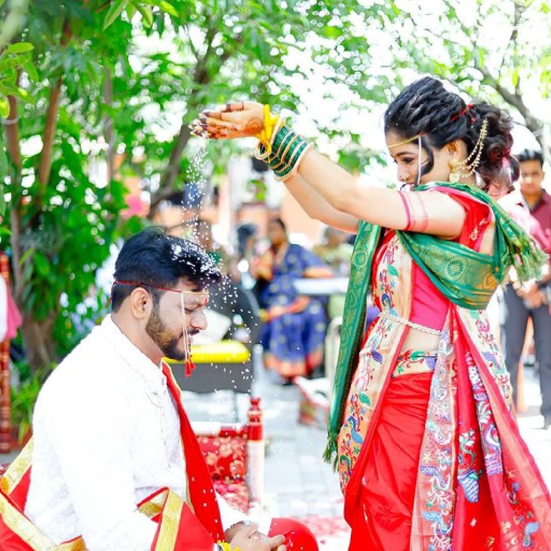 तब्बल वर्षभरानंतर शरयूने तिचं लग्न जाहीर केलं आहे. फिल्ममेकर जयंत लाडेशी तिने लग्नगाठ बांधली. या लग्नसोहळ्याचे फोटो तिने सोशल मीडियावर पोस्ट केले आहेत. यामधील शरयूचा लूक चर्चेत आला आहे.