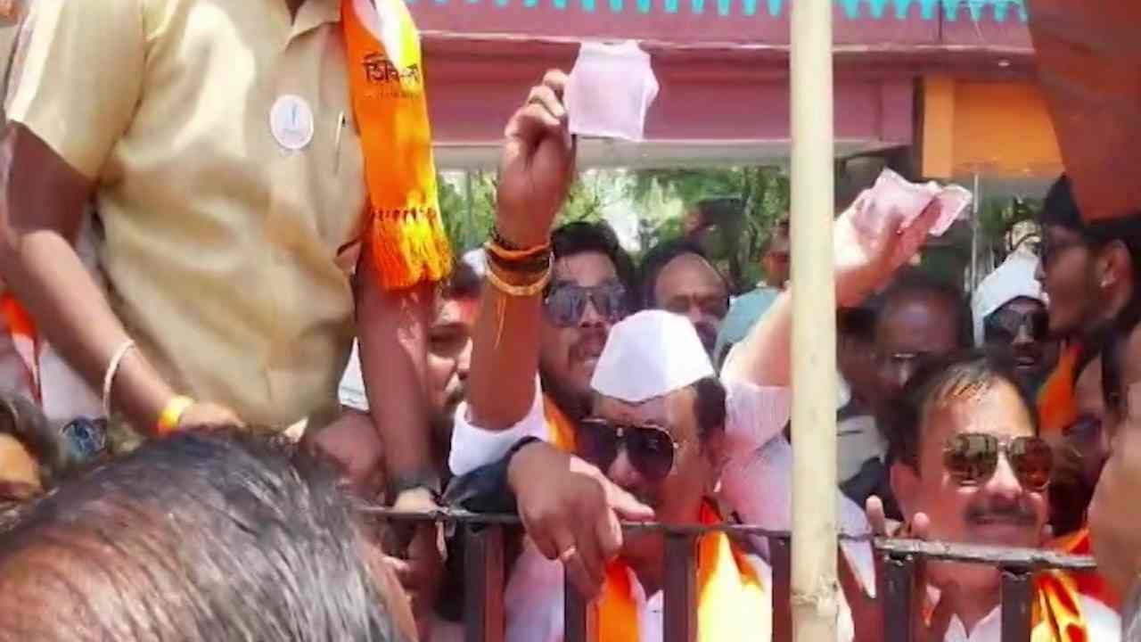 संभाजीनगर क्रांती चौकात महायुती आणि महाविकास आघाडीचे कार्यकर्ते आमने-सामने आलेत. दुपारी 12 वाजता इथून चंद्रकांत खैरे यांची रॅली निघणार होती. त्याआधी महायुतीचे कार्यकर्ते इथे पोहोचले. त्यानंतर गोंधळाची स्थिती निर्माण झाली.