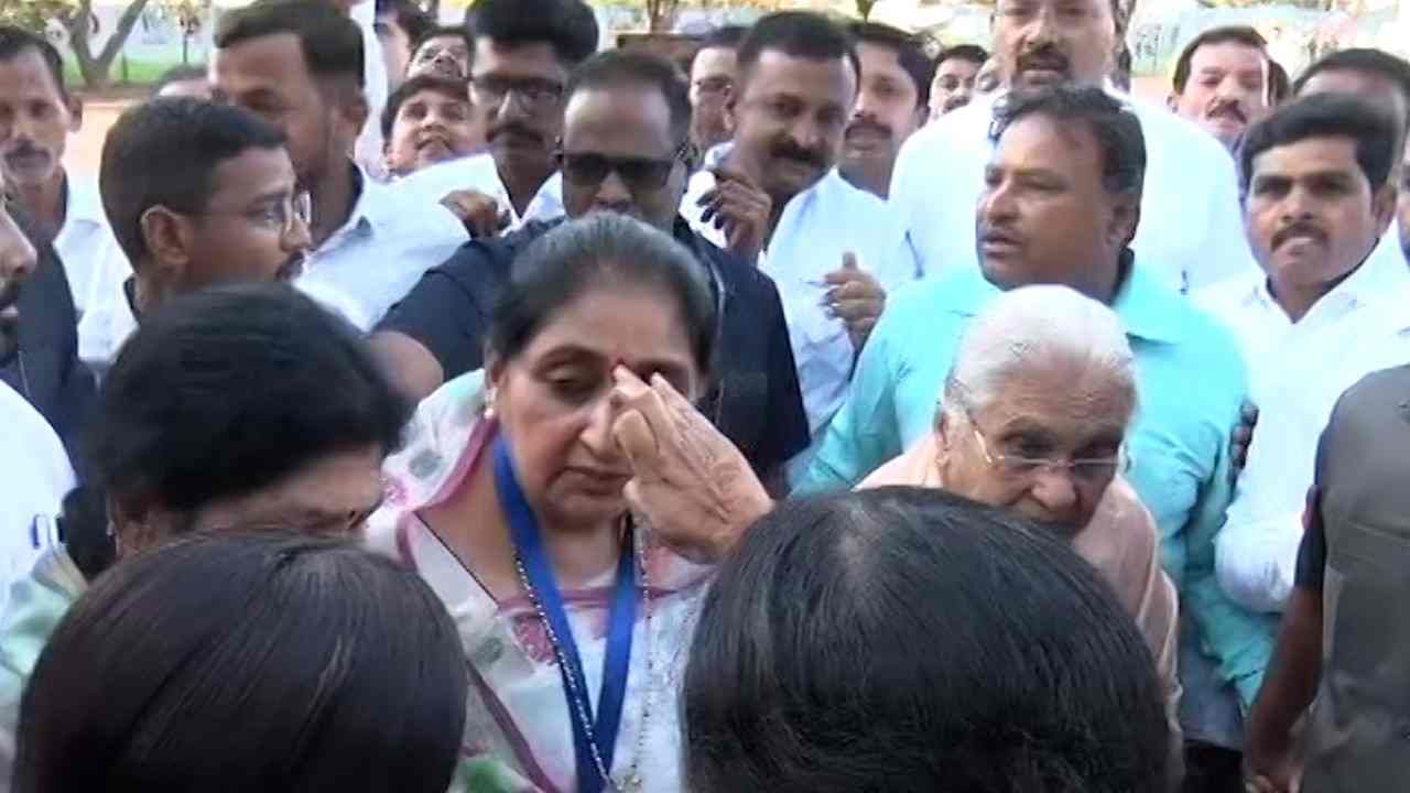 बारामतीमध्ये यंदा चुरशीची निवडणूक आहे. पवार विरुद्ध पवार असा सामना आहे. काका-पुतण्यामधील ही लढाई आहे. शिवसेना, भाजपा, राष्ट्रवादी महायुतीकडून अजित पवार यांच्या पत्नी सुनेत्रा पवार निवडणूक रिंगणात आहे. महाविकास आघाडीने शरद पवार यांच्या कन्या सुप्रिया सुळेंना उमेदवारी दिली आहे. 