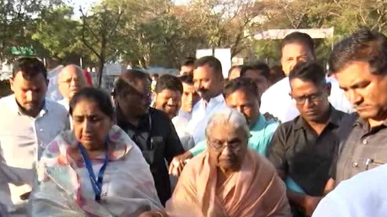 4 जूनला लोकसभा निवडणुकीचे निकाल जाहीर होतील. बारामतीच्या निकालाकडे सगळ्या देशाच लक्ष लागलं आहे. भविष्य, प्रतिष्ठा या दृष्टीने बारामती लोकसभेची निवडणूक दोन्ही पवारांसाठी महत्त्वाची आहे. 