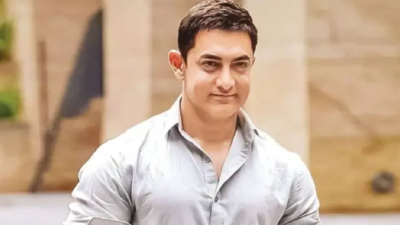 आमिर खान (जवळपास 1862 कोटी रुपये)- बॉलिवूडचा मिस्टर परफेक्शनिस्ट या यादीत चौथ्या क्रमांकावर आहे. आमिरने आजवर अनेक हिट चित्रपट दिले. 'दंगल' आणि 'पीके'सारख्या चित्रपटांनी कमाईचे अनेक विक्रम मोडले आहेत. आमिर एका चित्रपटासाठी 100 ते 175 कोटी रुपये मानधन घेतो.