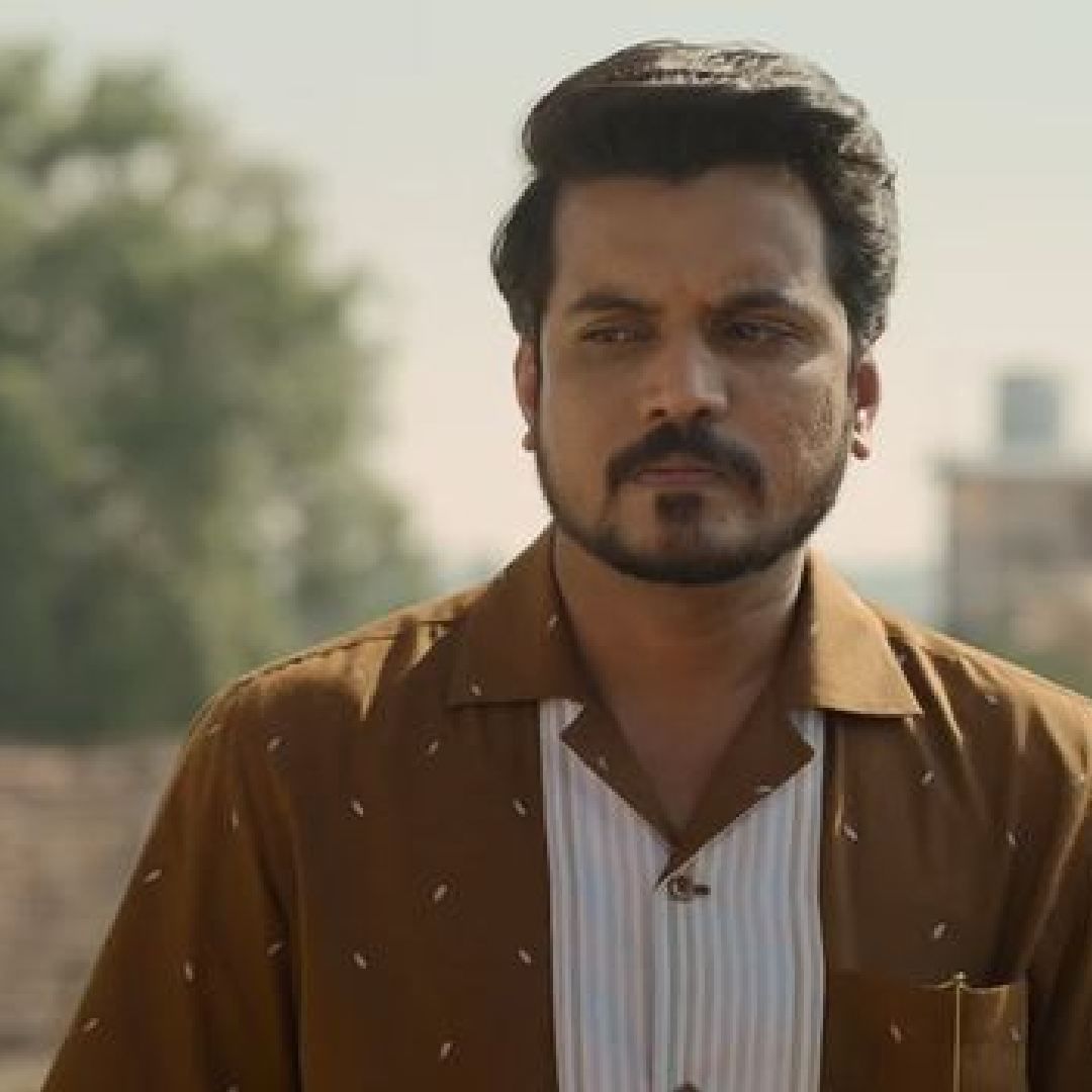 'मिर्झापूर', 'पंचायत', 'पाताल लोक', 'पगलाइट' आणि 'ह्युमन' यांसारख्या वेब सीरिजमध्ये काम करून अभिनेता आसिफ खानला प्रसिद्धी मिळाली. 'पंचायत' या लोकप्रिय वेब सीरिजमध्ये त्याच्या तोंडी असलेला 'गजब बेज्जती है यार' हा डायलॉग तुफान हिट ठरला. मात्र आसिफचा इथपर्यंतचा प्रवास काही सोपा नव्हता.  