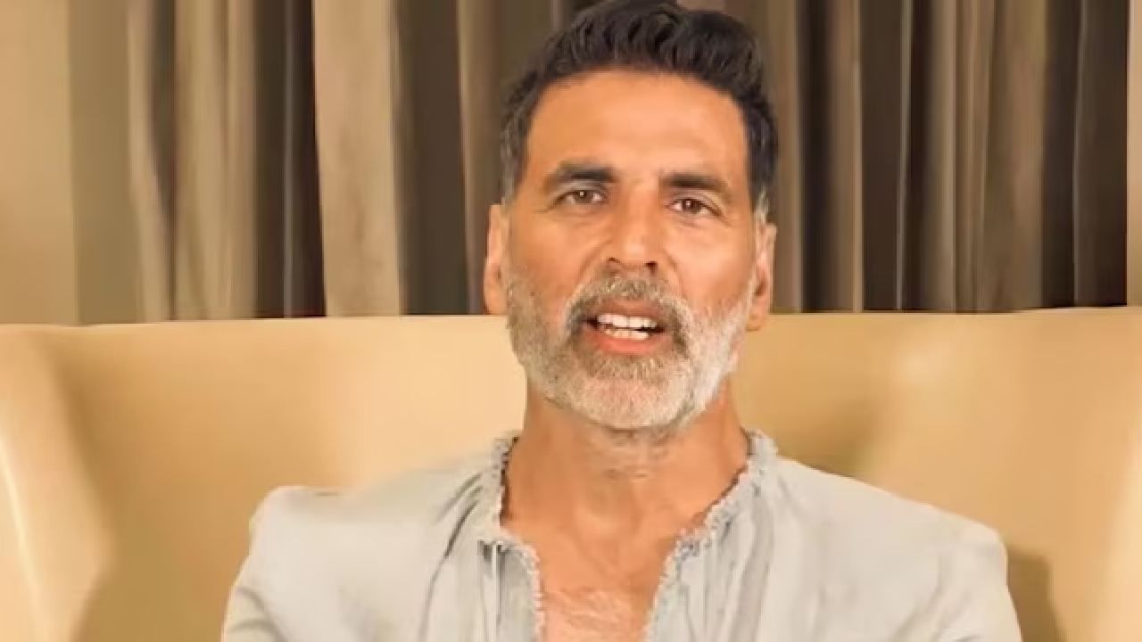 अक्षय कुमार (जवळपास 2500 कोटी रुपये)- या यादीत बॉलिवूडचा 'खिलाडी' अर्थात अभिनेता अक्षय कुमार तिसऱ्या स्थानी आहे. एका चित्रपटासाठी तो 60 ते 145 कोटी रुपये मानधन घेतो. एका वर्षात अक्षयचे चार ते पाच चित्रपट प्रदर्शित होतात.