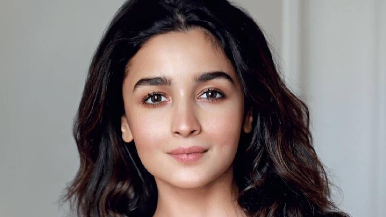 आलिया भट्ट ही सोशल मीडियावर कायमच सक्रिय दिसते. आपल्या चाहत्यांसाठी खास फोटो आणि व्हिडीओ शेअर करताना आलिया भट्ट दिसते.