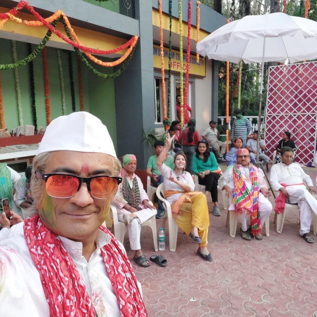 50 वर्षीय अमित भट्ट यांना 'तारक मेहता..' या मालिकेतून प्रचंड लोकप्रियता मिळाली. त्यांनी दिलीप जोशी यांच्यासोबत 'एफआयआर'सारख्या लोकप्रिय मालिकेतही काम केलंय. डीएनएच्या वृत्तानुसार, अमित भट्ट यांना एका एपिसोडसाठी 80 हजार रुपये मानधन मिळतं.
