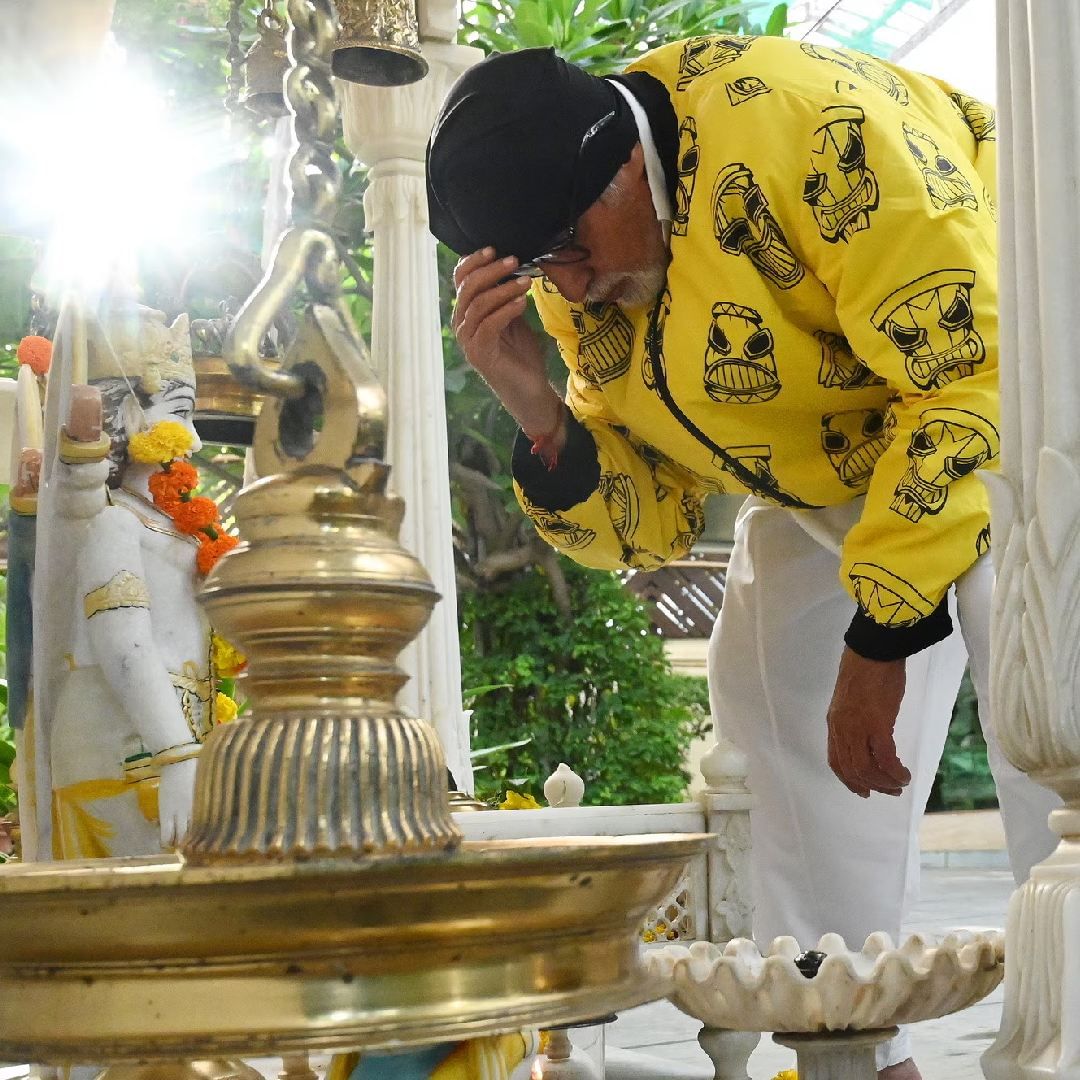 बिग बींच्या बंगल्याच्या आत असलेल्या बागेत हे सुंदर संगमरवरचं मंदिर बांधण्यात आलं आहे. या मंदिरात स्थापित केलेल्या शिवलिंगावर ते जलाभिषेक करताना दिसत आहेत. या मंदिराच्या आजूबाजूला छोटी-मोठी झाडं लावण्यात आली आहेत. आणखी एका फोटोमध्ये बिग बी देवासमोर नतमस्तक होताना दिसत आहेत.  
