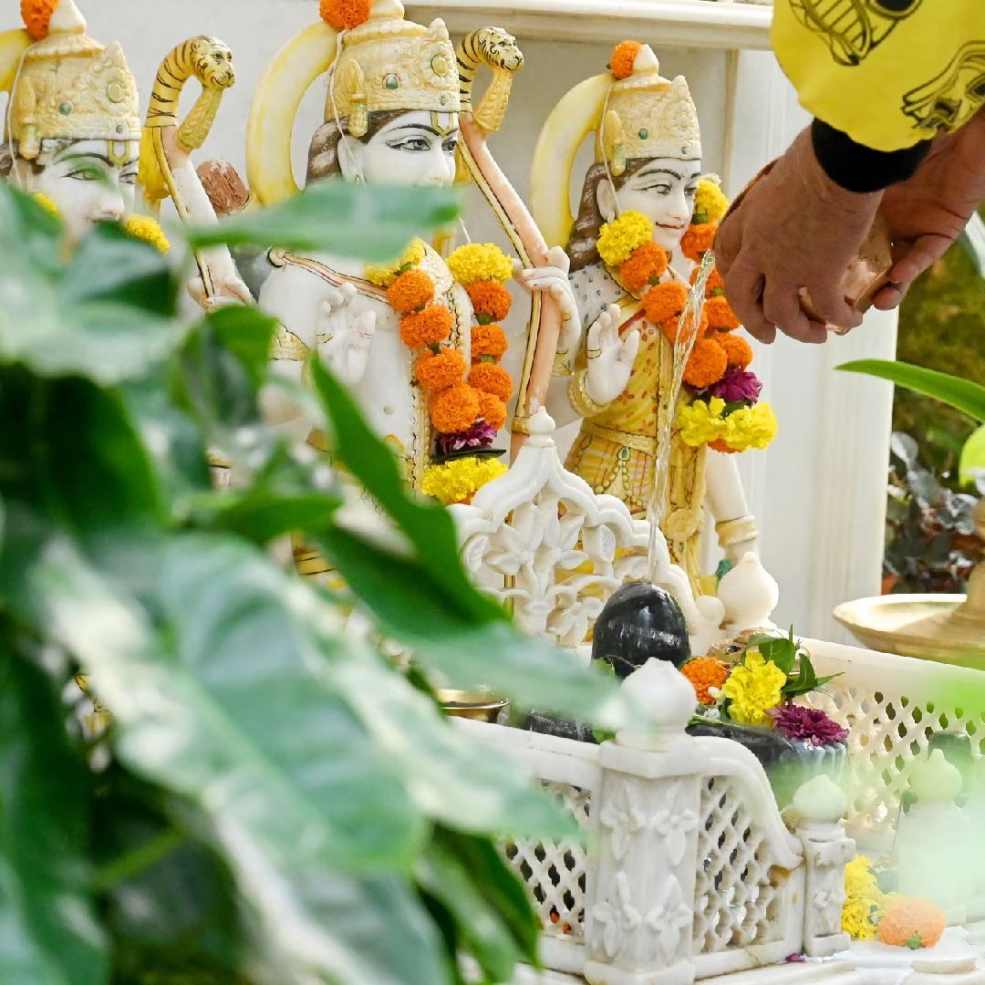 हे फोटो पाहून बिग बींच्या घरातील वातावरण किती प्रसन्न असेल, याचा अंदाज लावू शकतो. याआधीही त्यांनी विविध फोटोंच्या माध्यमातून घराच्या आतील झलक दाखवली होती.  