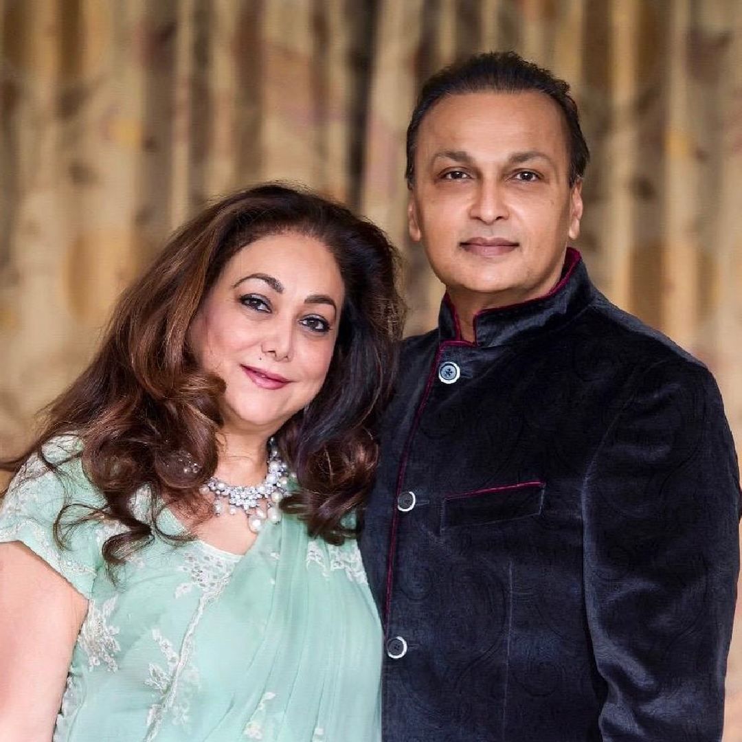 मुकेश अंबानी यांचा भाऊ अनिल अंबानी यांनी अभिनेत्री टीना मुनिमशी लग्न केलं. टीना आणि अनिल अंबानी यांच्या वयात दोन वर्षांचं अंतर आहे. टीना या अनिल यांच्यापेक्षा वयाने दोन वर्षांनी मोठ्या आहेत. या दोघांना जय अनमोल आणि जय अंशुल ही दोन मुलं आहेत.  