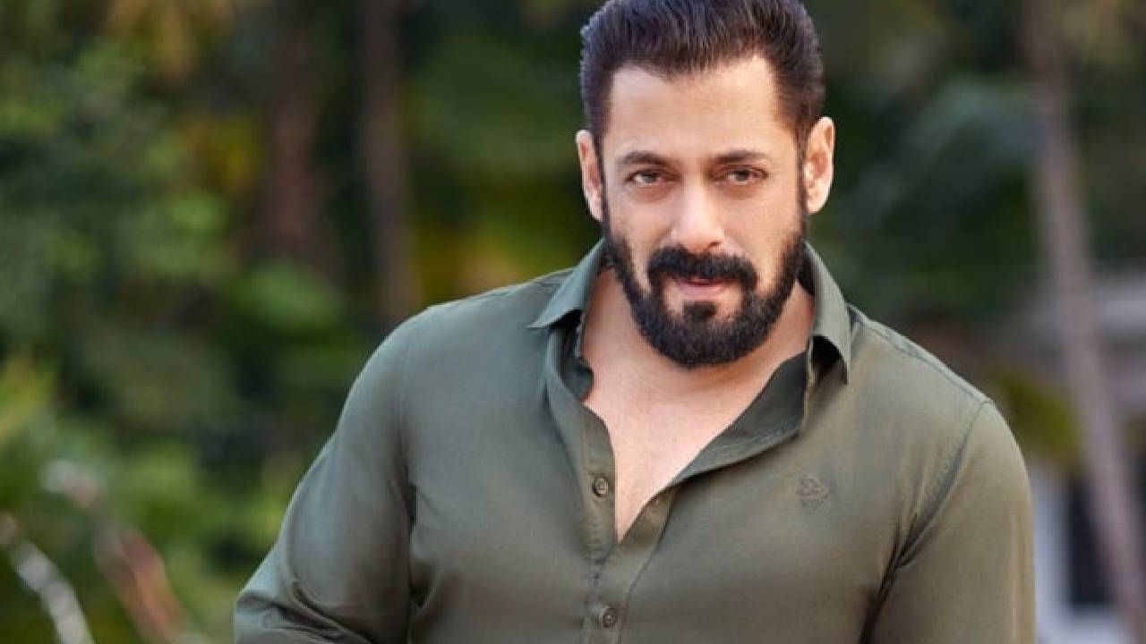 सलमान खान हा सोहेल खान आणि सुष्मिता सेन यांच्यासोबत एका पार्टीत पोहचला होता. यावेळी एका बिल्डरच्या मुलीने थेट सलमान खान याच्या खानाखाली मारली होती.