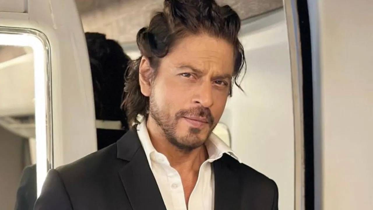 शाहरुख खान याने स्वत: च सांगितले होते की, एकदा रेल्वेमध्ये एका महिलेने त्याच्या कानाखाली दिली होती. या यादीमध्ये शाहरुख खानच्या नावाचा देखील समावेश आहे.