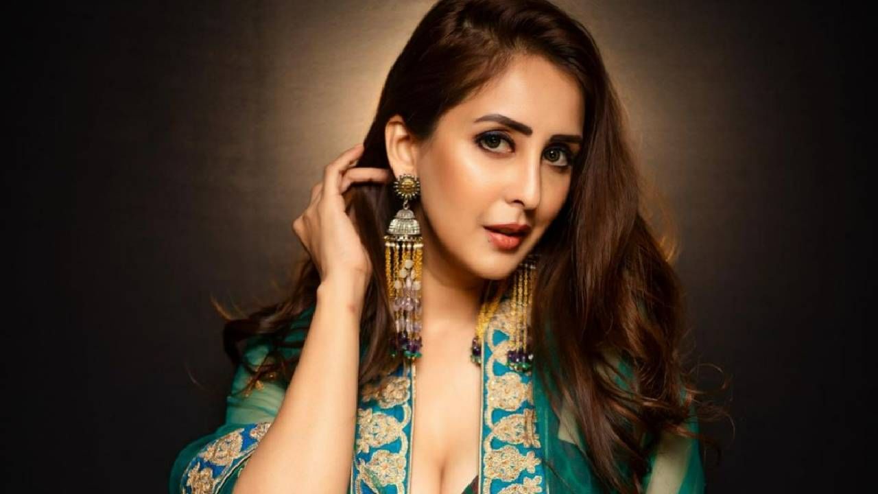 रोहन गंडोत्रा आणि चाहत खन्ना गेल्या काही वर्षांपासून एकमेकांना डेट करत आहेत. चाहत खन्नाचे पहिले लग्न भरत नरसिंघानी याच्यासोबत झाले.