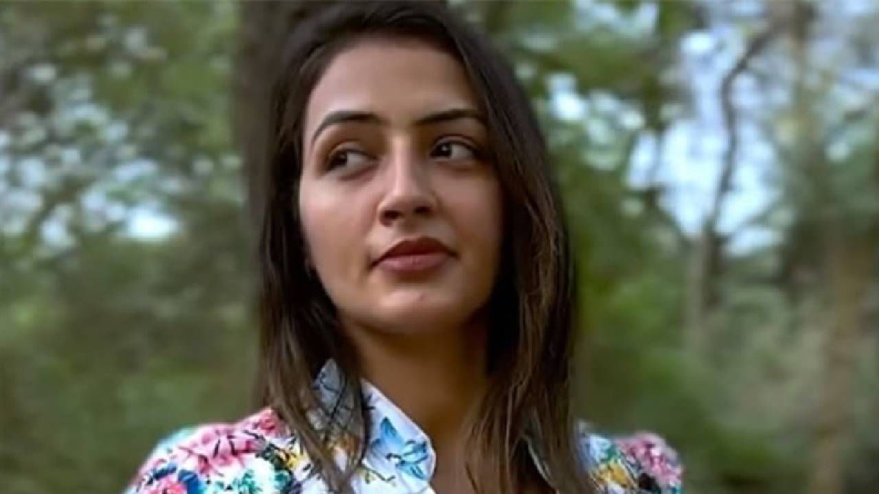 वडापाव गर्ल ही सोशल मीडियावर फेमस आहे. अनेक व्हिडीओ हे वडापाव गर्लचे कायमच सोशल मीडियावर व्हायरल होताना दिसतात. 